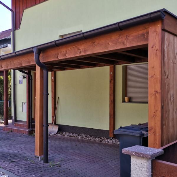 Carport mit Pultdach ans Haus angebunden