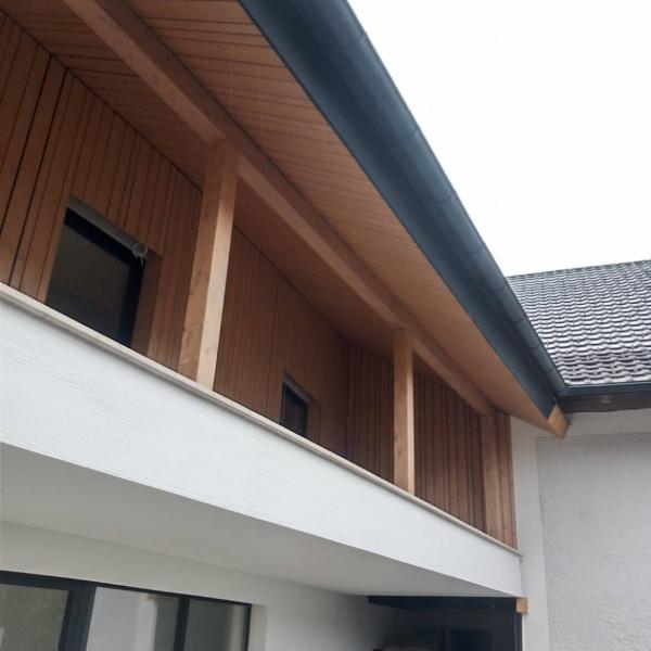 Laubengang mit Holzfassade und Dachuntersicht