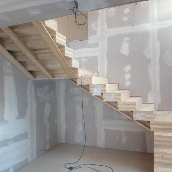 Treppe aus Massivholzteilen
